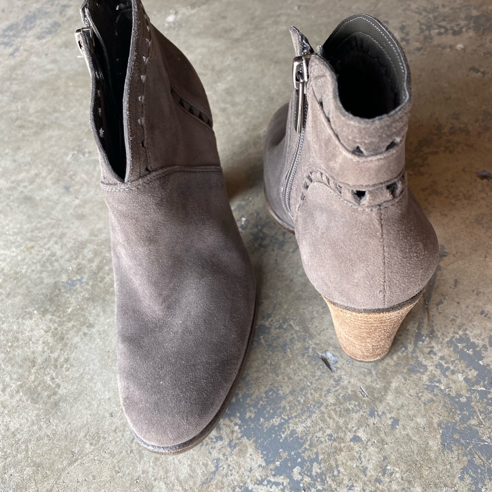 🔥FINAL SALE $7🔥Vince Camuto Gray Heeled Boots with Suede Finish - Picture 2 of 3